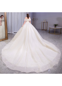 robe de mariée ample en tulle scintillant avec décolleté bouffant