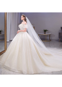 robe de mariée ample en tulle scintillant avec décolleté bouffant