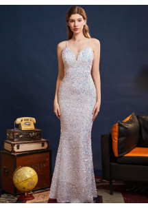 robe de soirée grise recouverte de paillettes scintillantes avec fines bretelles spaghetti