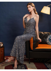 robe de soirée grise recouverte de paillettes scintillantes avec fines bretelles spaghetti