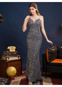 robe de soirée grise recouverte de paillettes scintillantes avec fines bretelles spaghetti