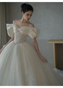 robe de mariée à corsage ajusté avec un décolleté en cœur