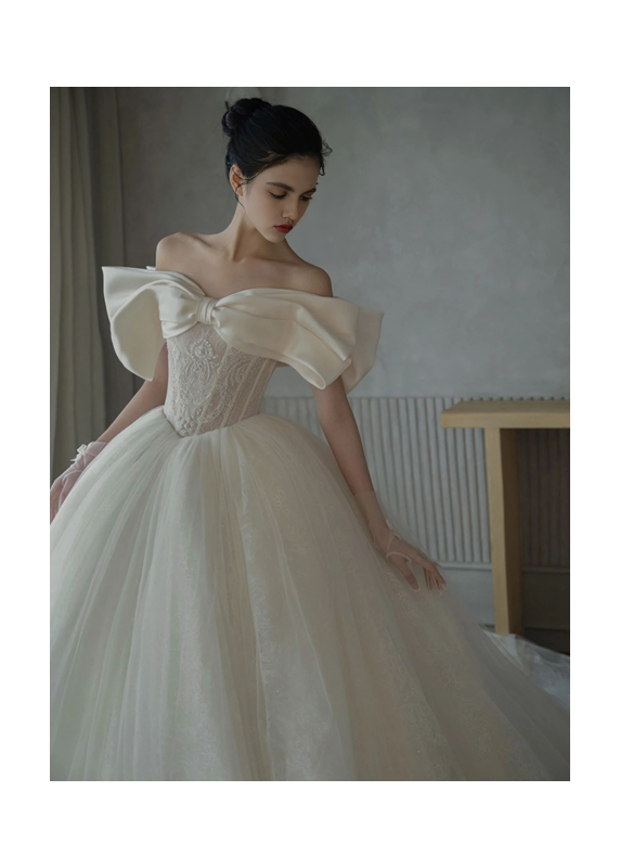 robe de mariée à corsage ajusté avec un décolleté en cœur