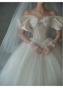 Fitted bodice heart neckline wedding dress