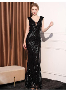 robe de bal noire à paillettes et dos nu orné de fines chaînes