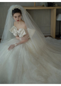 robe de mariée à corsage ajusté avec un décolleté en cœur