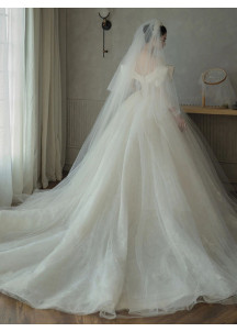 robe de mariée à corsage ajusté avec un décolleté en cœur