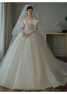 robe de mariée à corsage ajusté avec un décolleté en cœur