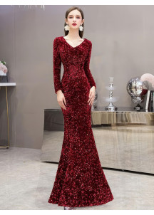 robe de bal bordeaux recouverte de paillettes décolleté en V manches longues