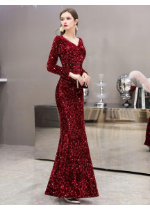 robe de bal bordeaux recouverte de paillettes décolleté en V manches longues