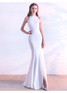 Vestido de gala blanco con una sutil abertura lateral