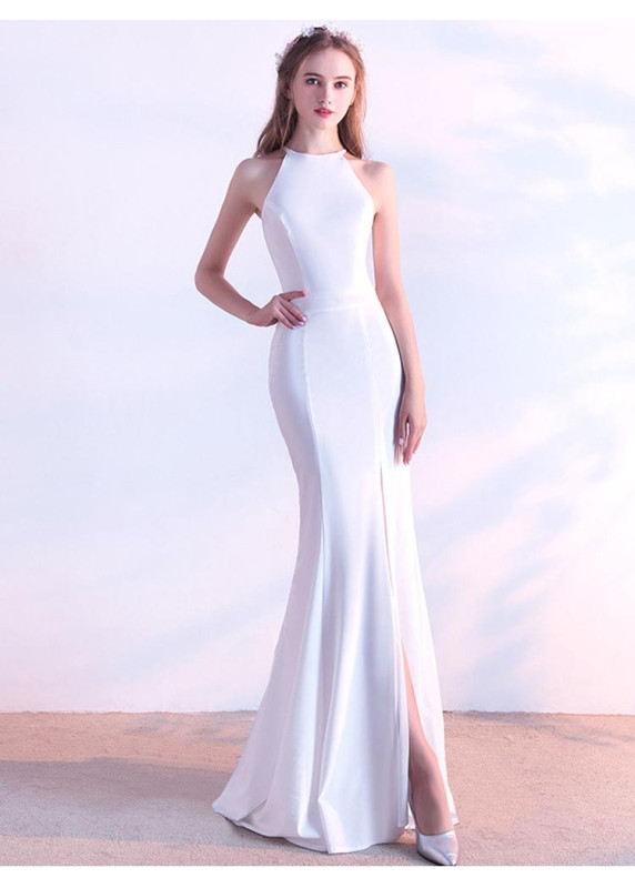 Vestido de gala blanco con una sutil abertura lateral