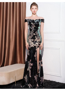 robe de soirée à paillettes noires et argentées formant un motif floral