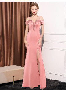 Vestido de noche rosa con escote de corazón adornado con flecos brillantes