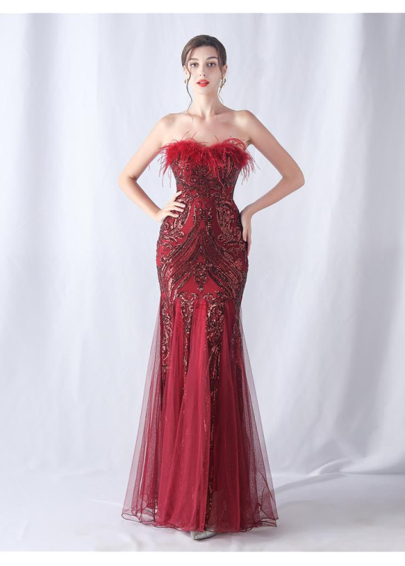 robe de cérémonie à paillettes dorées à bustier avec plumes