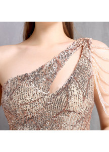 robe de cérémonie à paillettes dorées avec col  asymétrique à franges de perles