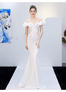 robe de soirée blanche coupe ajustée avec  broderie sur le corsage