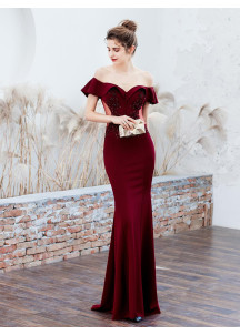 robe de soirée blanche coupe ajustée avec  broderie sur le corsage