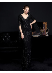 robe de soirée à paillettes argent décolleté en V avec manches évasées