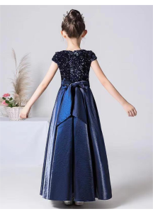 encantador vestido de dama de honor en azul marino para niñas