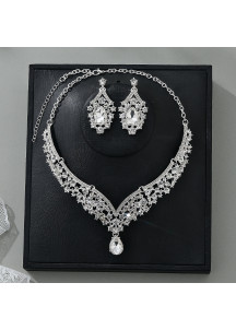 Evening Jewelry Set Adorned with Sparkling Red Stones (Tiara + Necklace + Earrings)