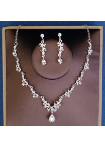 Sparkling Crystal Jewelry Set (Necklace + Earrings) - Glamorous Elegance