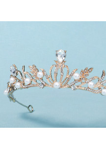 Diadema de pelo principesco en metal dorado con perlas delicadas