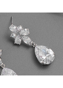 sublimes boucles d'oreilles alliant cristaux taillés et métal argenté