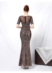 robe de soirée scintillante en bronze à décolleté transparent et manches courtes