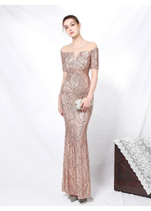 robe de soirée scintillante en bronze à décolleté transparent et manches courtes