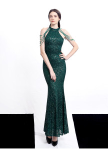 robe de soirée verte émeraude sirène design halter aux décorations scintillantes