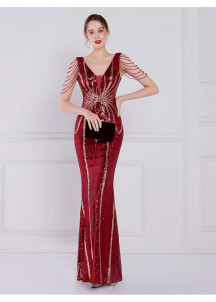 Golden Fitted Evening Gown with V-Neck and Sparkling Sequins