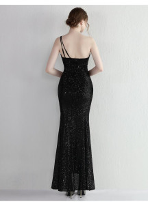 longue robe de soirée noire à paillettes étincelantes et col asymétrique