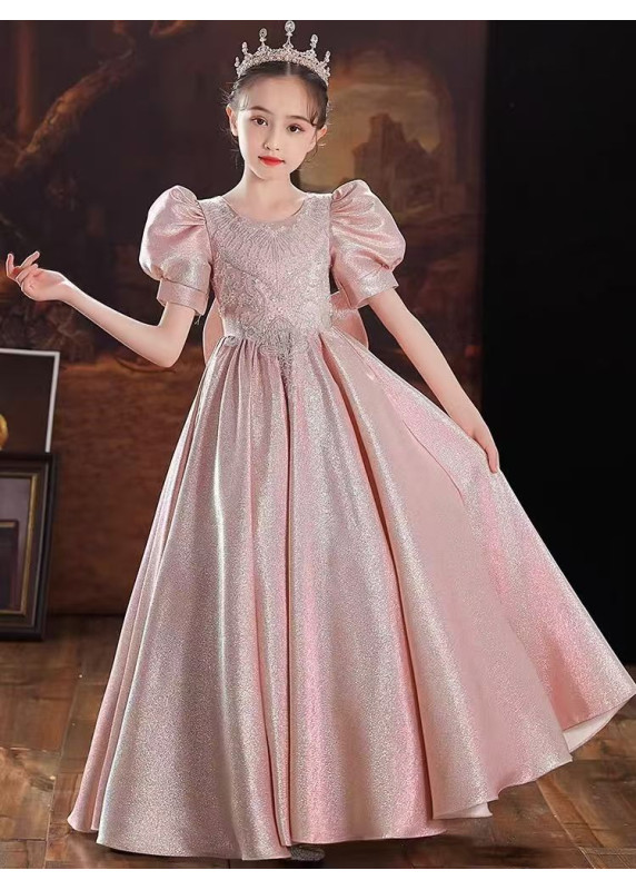 robe de demoiselle d'honneur rose pâle avec manches courtes bouffantes