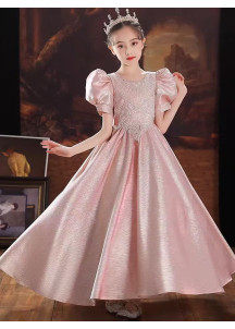 robe de demoiselle d'honneur rose pâle avec manches courtes bouffantes