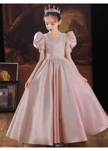 robe de demoiselle d'honneur rose pâle avec manches courtes bouffantes