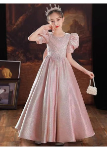 robe de demoiselle d'honneur rose pâle avec manches courtes bouffantes